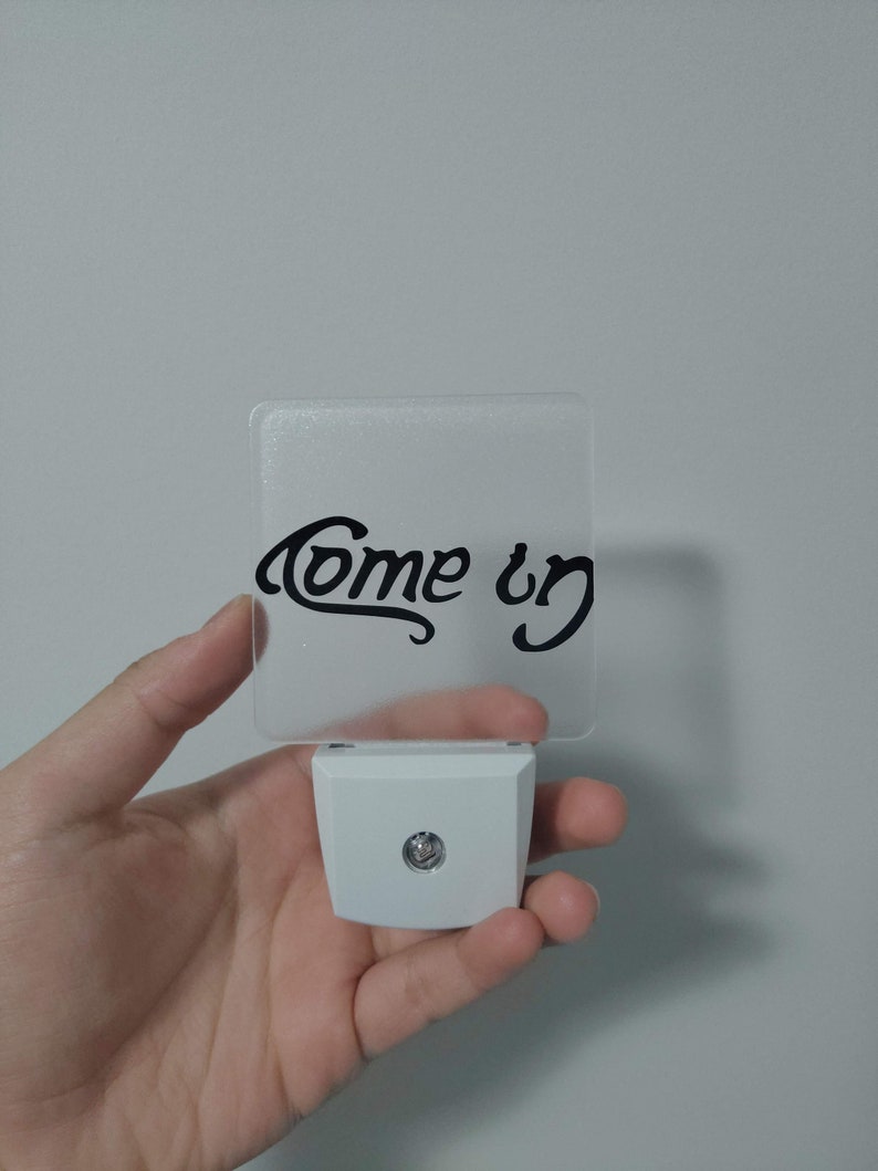 Come In Go Away Ambigram Plug In Night Light Lumières LED abordables réversibles Lampe de nuit plug-in Monogram pas cher Idée cadeau moins de 20 ans image 4