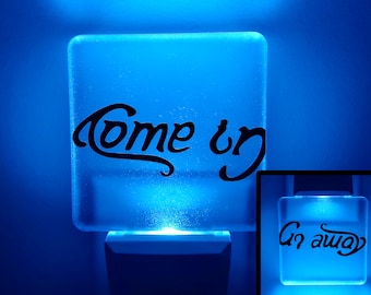 Come In Go Away Ambigram Plug in Nachtlicht | Wendbare leistbare LED-Leuchten | Günstiges Monogramm Plug-In Nachtlicht | Geschenkidee unter 20