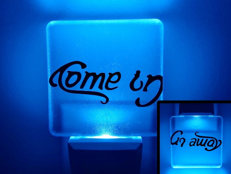 Come In Go Away Ambigram Plug In Night Light Lumières LED abordables réversibles Lampe de nuit plug-in Monogram pas cher Idée cadeau moins de 20 ans image 1