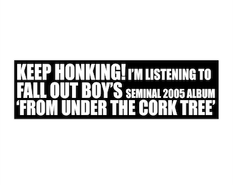 Pegatina para parachoques de Fall Out Boy: ¡Sigue tocando la bocina!, desde debajo del alcornoque (11,5" x 3")