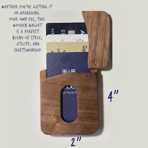 Tarjetero artesanal de madera de nogal con cierre magnético y diseño minimalista y delgado.