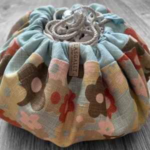 Linen drawstring floral cosmetic bag | Makeup bag | Toiletry bag | Jewelry pouch | Reversible | Organizer | Flax | Gift | Summer gift