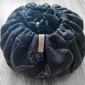 Zwart linnen make-uptasje | Bloemen | Trekkoord |  Gothic| Omkeerbaar | Cosmeticazakje | Etui |Handgemaakt | Reizen | Organizer | Opslag