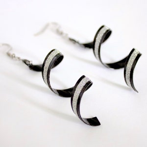 Gedrehte Schleife, Schwarz & Silber, Spinner Ohrringe, 360 Spinner Ohrringe, Tropfenohrringe, Spiralohrringe, Spiralohrringe, Twist, Helix