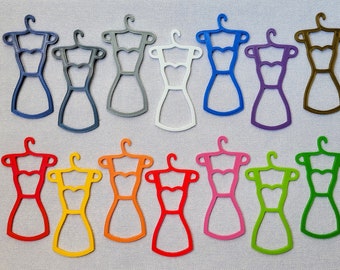 Juego de perchas en miniatura para vestidos de muñecas, escala 1:6