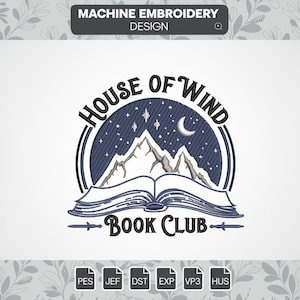 Puede incluir: Diseño de bordado a máquina para un logotipo de club de lectura. El diseño presenta un círculo azul con el texto "House of Wind Book Club" en negro. Dentro del círculo hay un libro blanco abierto con una cordillera y una luna creciente en el fondo.