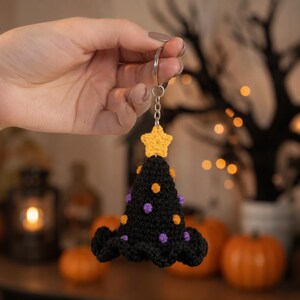 Llavero de sombrero de bruja de ganchillo, colgante para bolso de Halloween en negro, morado y naranja con estrella amarilla, accesorio hecho a mano para la temporada de Halloween.