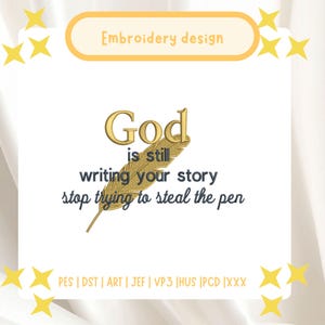 Puede incluir: Fondo blanco con el texto dorado "Dios todavía está escribiendo tu historia, deja de intentar robar la pluma". Una pluma dorada está debajo de la palabra "Dios". Las palabras "Diseño de bordado" están en la parte superior.