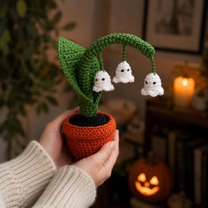 Planta fantasma de ganchillo, decoración amigurumi verde y blanca, flor espiritual colgante en maceta de calabaza, adorno espeluznante para estante, regalo de decoración para el hogar hecho a mano
