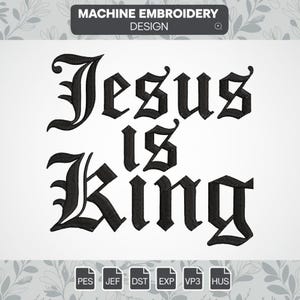 Könnte beinhalten: Schwarz-weißes Maschinenstickdesign des Textes "Jesus ist König" in einer gotischen Schriftart. Das Design ist in den Dateiformaten PES, JEF, DST, EXP, VP3 und HUS verfügbar.