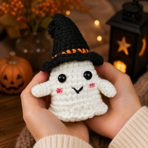 Gehäkelte Geisterhexe, weiß-schwarzes Amigurumi-Plüschtier, Geisterpuppe mit rosa Wangen, niedliche gruselige Regaldekoration, handgefertigtes Herbst-Deko-Geschenkset