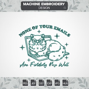 以下が含まれることがあります： 「あなたのメールはどれも私を見つけていません」というテキストと共に、眼鏡をかけた猫がラップトップに座っている様子の機械刺繍デザインです。