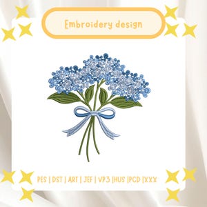 Puede incluir: Diseño de bordado con un ramo de flores de hortensia azules atado con una cinta azul claro. El diseño incluye hojas y tallos verdes. El texto "Embroidery design" está en la parte superior.