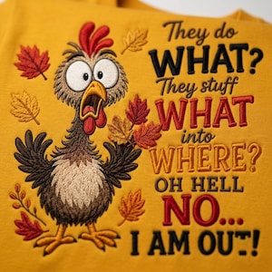 Puede incluir: Una camiseta de color amarillo mostaza con un bordado de un pollo sorprendido con ojos grandes y pico abierto, rodeado de hojas de otoño rojas y naranjas. El texto dice: They do WHAT? They stuff WHAT into WHERE? OH HELL NO... I AM OUT!