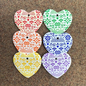 Ensemble de 6 ornements de cœur d’art populaire, couleurs arc-en-ciel en argile polymère au pochoir Jetons de Saint-Valentin pour les cadeaux, les présentoirs et les décorations de table