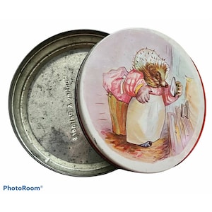 Mrs. Tiggy Winkle Round Tin Beatrix Potter Huntley & Palmer’s Iced Biscuit 5”