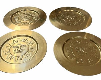 Juego de 4 platos base vintage de latón de 30 cm (12") estilo MCM, fabricados en India, con diseño de rostro de sol.