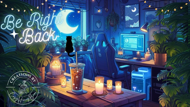 Puede incluir: Ilustraci&oacute;n digital de una habitaci&oacute;n con escritorio, ordenador y plantas. Se ve una gran luna a trav&eacute;s de la ventana, con una silueta de gato negro. Las palabras "Be Right Back" est&aacute;n en ne&oacute;n. Velas y una bebida est&aacute;n sobre la mesa.