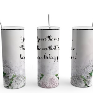 Puede incluir: Tres vasos de acero inoxidable blanco con tapa negra y pajita. Los vasos tienen un dise&ntilde;o floral y el texto "You're the one that I've been looking for!" impreso en ellos.
