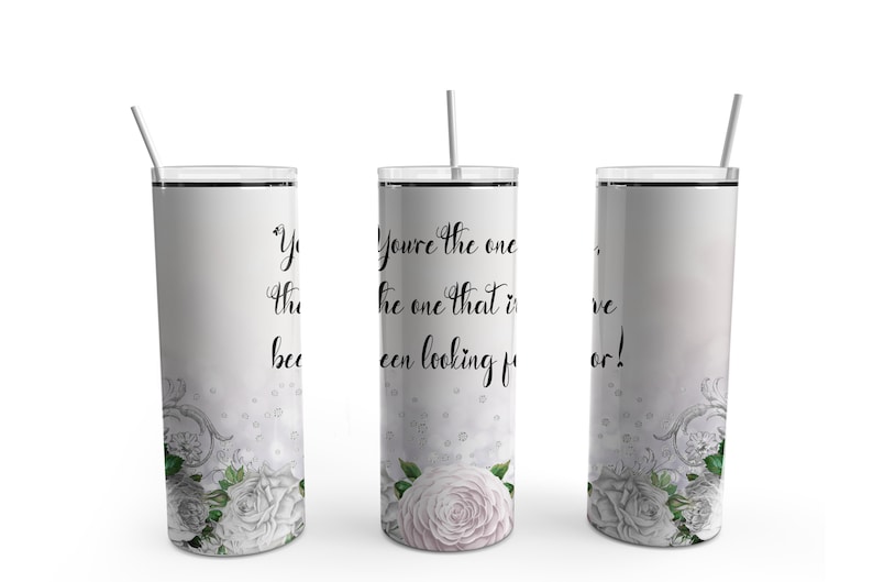 Puede incluir: Tres vasos de acero inoxidable blanco con tapa negra y pajita. Los vasos tienen un dise&ntilde;o floral y el texto "You're the one that I've been looking for!" impreso en ellos.