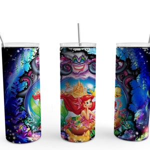 Puede incluir: Tres vasos de acero inoxidable con un dise&ntilde;o colorido que presenta personajes de la pel&iacute;cula de Disney La Sirenita. Los vasos presentan a &Uacute;rsula, Ariel y Flounder. El dise&ntilde;o es una mezcla de azul, morado, verde y rosa.