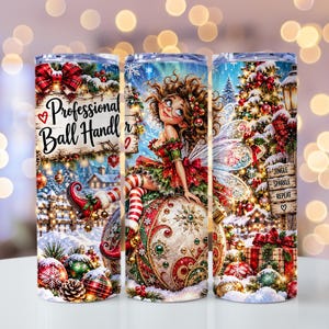 Puede incluir: Un vaso cilíndrico con una escena navideña festiva que muestra a un personaje caprichoso sentado sobre un adorno grande. El texto dice Professional Ball Handler, Jingle, Sparkle, Repeat. El diseño incluye un árbol decorado, regalos y nieve.