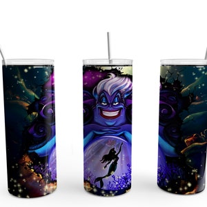 Puede incluir: Tres vasos de acero inoxidable con un dise&ntilde;o que presenta a &Uacute;rsula, la bruja del mar de La Sirenita. El dise&ntilde;o es de un esquema de color azul oscuro y morado con un fondo de colores y estrellas que se arremolinan.