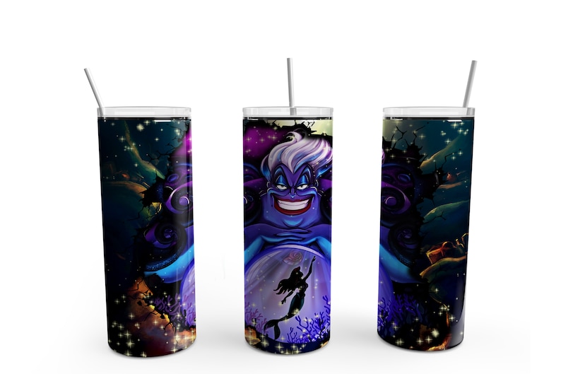 Puede incluir: Tres vasos de acero inoxidable con un dise&ntilde;o que presenta a &Uacute;rsula, la bruja del mar de La Sirenita. El dise&ntilde;o es de un esquema de color azul oscuro y morado con un fondo de colores y estrellas que se arremolinan.