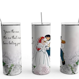 Puede incluir: Un vaso blanco con un dise&ntilde;o floral y una cita que dice "You're the one, the one that I've been looking for." El vaso presenta una imagen de dibujos animados de Ariel y el Pr&iacute;ncipe Eric de la pel&iacute;cula de Disney La Sirenita.