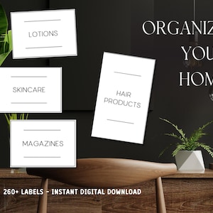 Op de afbeelding: Afbeelding met witte labels met de woorden "LOTIONS", "SKINCARE", "MAGAZINES" en "HAIR PRODUCTS" op een donkere achtergrond. De tekst "ORGANIZE YOUR HOME" wordt weergegeven in een stijlvol lettertype. De afbeelding bevat ook de tekst "260+ LABELS - INSTANT DIGITAL DOWNLOAD".