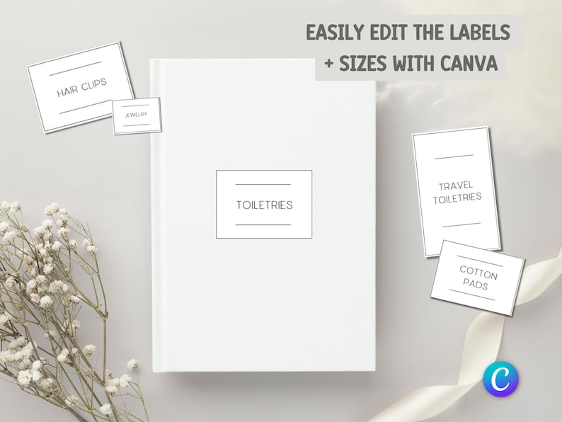 Op de afbeelding: Een wit notitieboek met het woord "TOILETRIES" op de kaft, vergezeld van labels voor "HAIR CLIPS", "JEWELRY", "TRAVEL TOILETRIES" en "COTTON PADS". De tekst "EASILY EDIT THE LABELS + SIZES WITH CANVA" is ook zichtbaar.