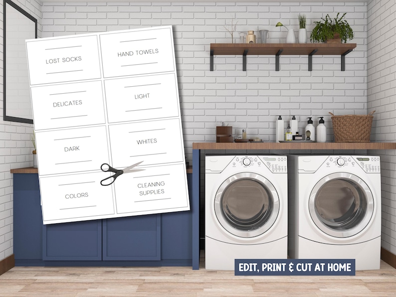 Op de afbeelding: Een wasruimte met een witte bakstenen muur en blauwe kasten. Een vel bedrukbare waslabels met tekst als "Lost Socks" en "Hand Towels" staat op de voorgrond. Een schaar ligt naast de labels. Twee witte wasmachines staan in de kamer.