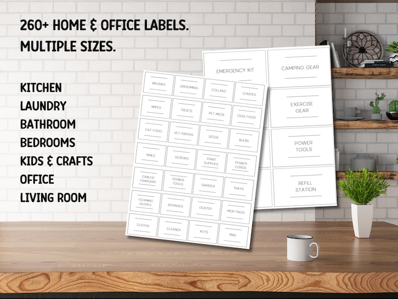 Op de afbeelding: Twee vellen witte etiketten met zwarte tekst voor thuis- en kantoororganisatie. Labels bevatten categorie&euml;n zoals Keuken, Wasserij en Badkamer. De afbeelding toont ook een mok en een kleine plant in een witte pot.
