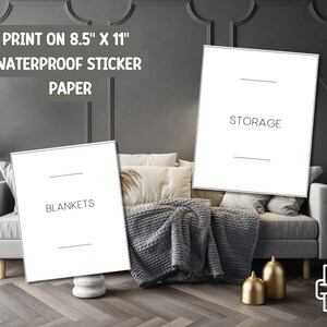 Op de afbeelding: Twee witte rechthoekige borden met zwarte tekst met de tekst "BLANKETS" en "STORAGE". De borden staan op een grijze bank met een grijze deken. De tekst "PRINT OP 21,6 cm X 27,9 cm WATERPROOF STICKER PAPIER" staat bovenaan.