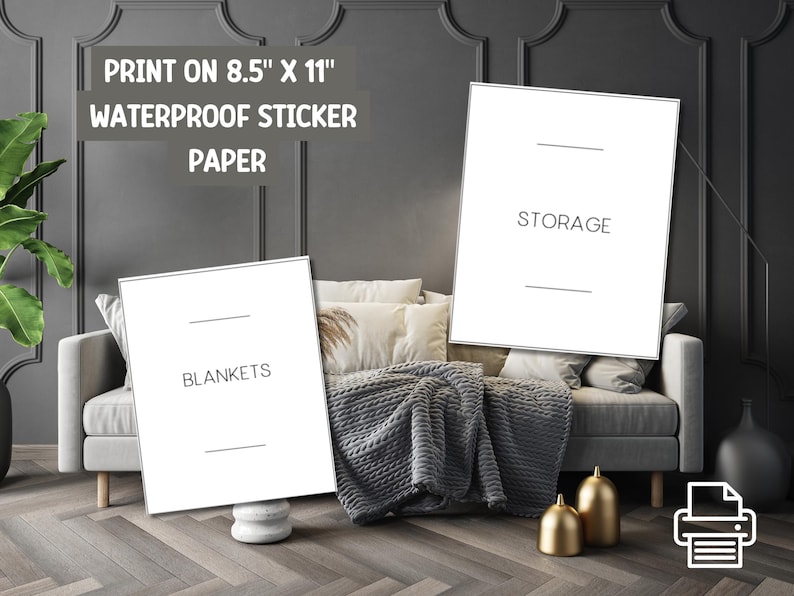 Op de afbeelding: Twee witte rechthoekige borden met zwarte tekst met de tekst "BLANKETS" en "STORAGE". De borden staan op een grijze bank met een grijze deken. De tekst "PRINT OP 21,6 cm X 27,9 cm WATERPROOF STICKER PAPIER" staat bovenaan.