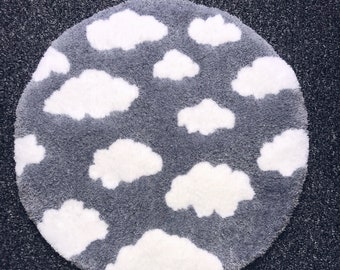 Alfombra gris hecha a mano con nubes.