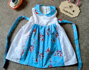 Maritimes Kleid mit Bubikragen