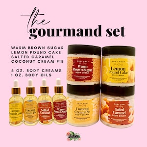 El set de aromas Gourmand: Cuatro cremas corporales de 113 ml y aceites corporales de 28 ml. Aroma a caramelo dulce, crema de coco y azúcar moreno. Aromas dulces y ricos.