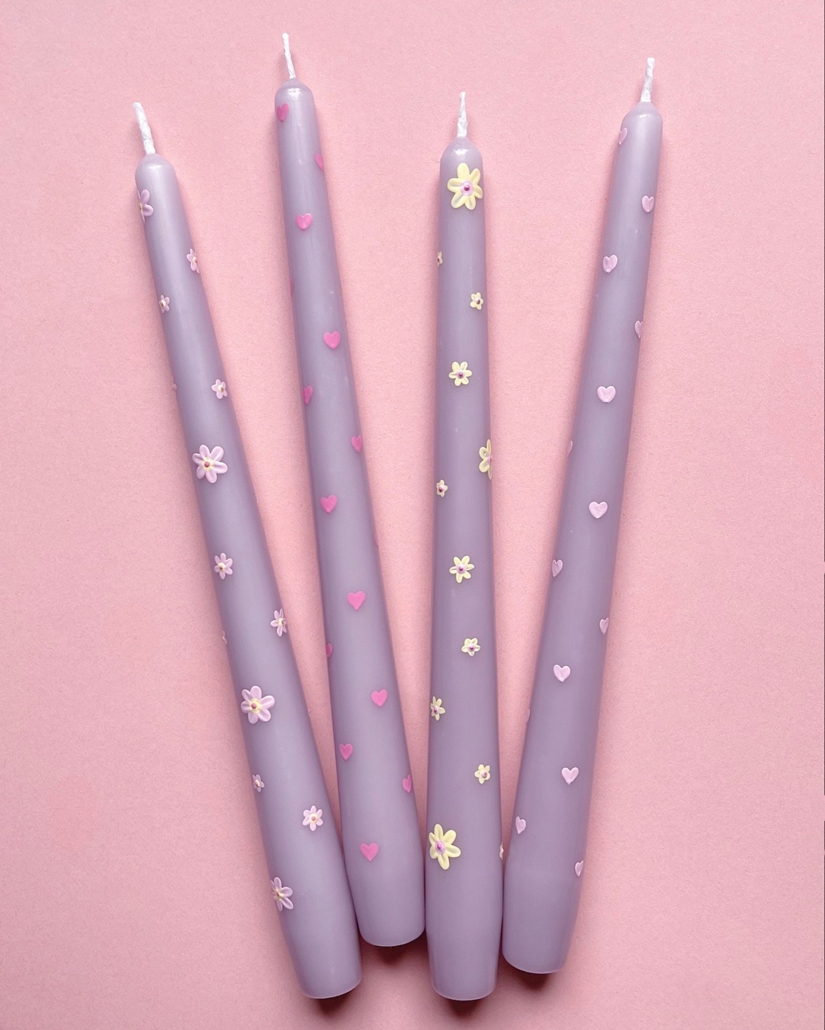 Bougies Peintes à La Main en Violet Pastel avec Des Fleurs et Cœurs | Bougies Bâton Motif Floral Cœu