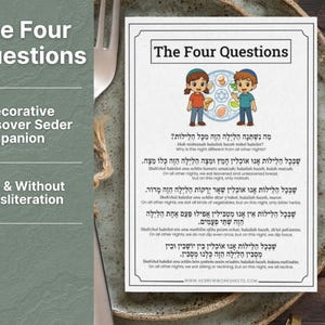 Puede incluir: Una tarjeta decorativa para el Seder de Pésaj con el texto "Las Cuatro Preguntas" en inglés y hebreo. La tarjeta presenta ilustraciones de niños y símbolos tradicionales de Pésaj. El texto incluye transliteración.