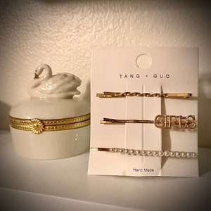 2 Chanel Bobby pins and a ring Collection of brooches and a ring | Chanel: Handbags and  main image 2