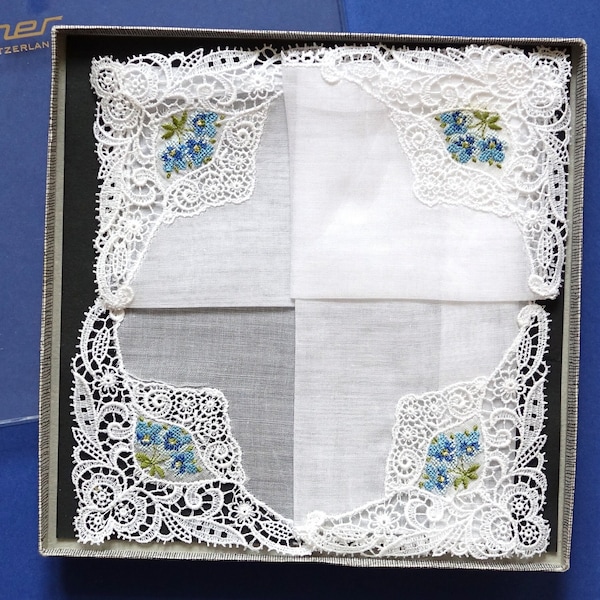 Mouchoir Lehner des années 60 avec broderie au petit point et dentelle aux fuseaux en original. boîte