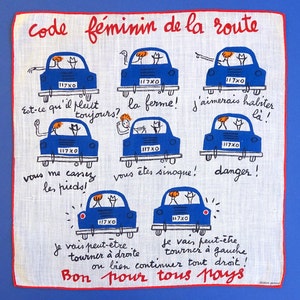Könnte beinhalten: Ein weißes Leinen-Taschentuch mit blauem Rand und einer skurrilen Illustration von Autos mit Frauen am Steuer. Der Text lautet "code féminin de la route" und enthält französische Sätze zum Thema Autofahren.