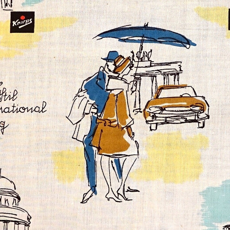 Pu&ograve; includere: Un'illustrazione vintage di una coppia che cammina sotto un ombrello blu in un ambiente urbano. La donna indossa un cappotto marrone e l'uomo un cappotto blu. Un'auto gialla &egrave; sullo sfondo. Il testo "Knirps" &egrave; visibile nell'angolo in alto a sinistra.