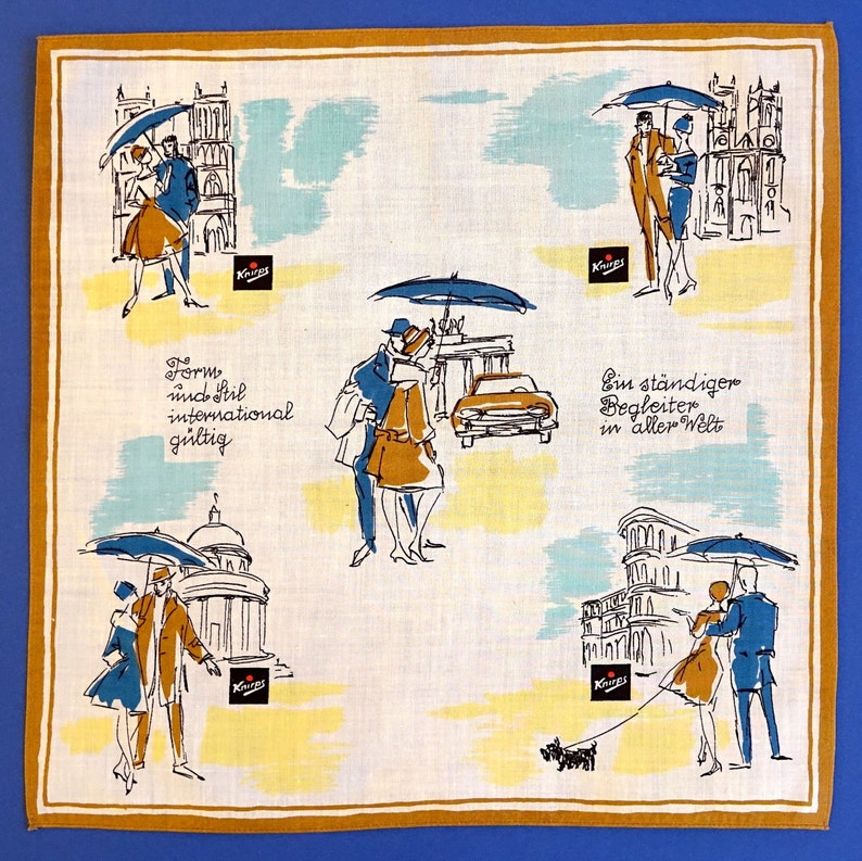 Pu&ograve; includere: Un'illustrazione vintage di una donna con un ombrello che cammina sotto la pioggia. L'illustrazione &egrave; su uno sfondo bianco con un bordo giallo. Il testo "The form, individual, international, g&uuml;ltig" &egrave; scritto in nero sul lato sinistro dell'immagine. Il testo "Ein st&auml;ndiger Begleiter in aller Welt" &egrave; scritto in nero sul lato destro dell'immagine.