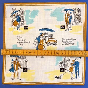 Pu&ograve; includere: Un fazzoletto di cotone bianco con un bordo marrone presenta un motivo ripetuto di coppie che camminano sotto gli ombrelli in vari paesaggi urbani. Il testo "Form und Stil international g&uuml;ltig" e "Ein st&auml;ndiger Begleiter in aller Welt" &egrave; stampato sul fazzoletto.