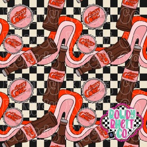 Könnte beinhalten: Ein sich wiederholendes Muster mit Cherry Coke-Flaschen und -Verschlüssen auf einem schwarz-weiß karierten Hintergrund. Das Design umfasst wellenförmige rote und rosa Linien. Das Logo von Rowdy Rhett Co. befindet sich unten rechts.