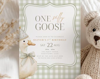 Puede incluir: Una invitación de cumpleaños con un diseño caprichoso. La invitación presenta un ganso de dibujos animados con un gorro de fiesta y una pajarita. El texto dice "ONE silly GOOSE" e incluye detalles de la fiesta. El fondo tiene un patrón de cuadros verdes y blancos.
