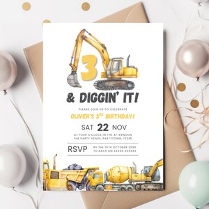 Könnte beinhalten: Eine Geburtstagseinladung mit einem gelben Bagger und dem Text "& DIGGIN' IT!". Die Einladung enthält den Text "Oliver's 3rd Birthday!" und das Datum "SAT 22 NOV". Bauwagen sind unten abgebildet.