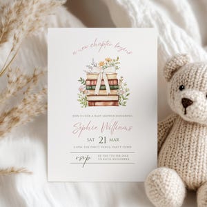 Pode incluir: Convite para chá de bebé com o texto "a new chapter begins" em fonte manuscrita. O convite apresenta uma ilustração em aquarela de livros empilhados adornados com flores e um laço. Os detalhes incluem o nome da homenageada, a data e a hora.